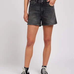 Carol Short en noir raffiné