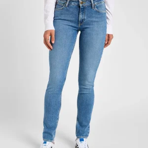 Elly dans Holding Back