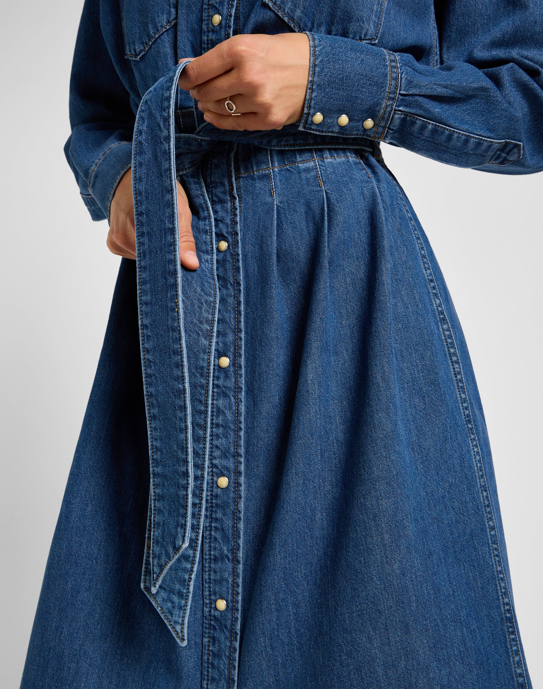Belted Western Robe en bleu fusion – Image 5