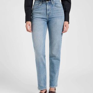 Carol dans Laundry Line