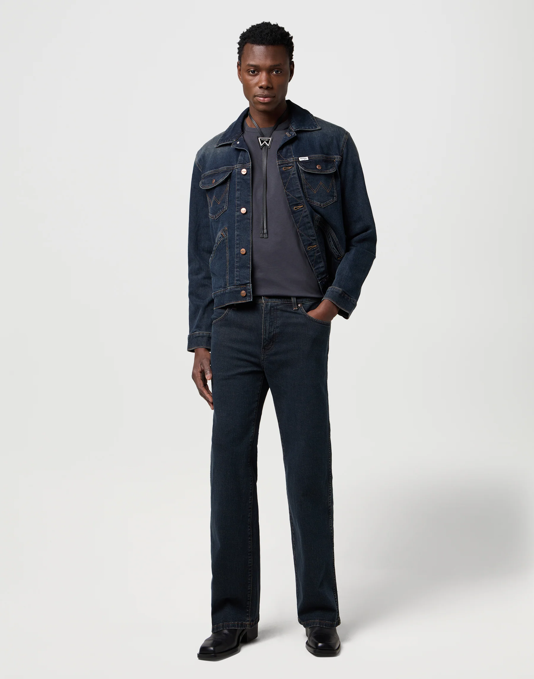 Tee graphique en noir fondu – Image 3