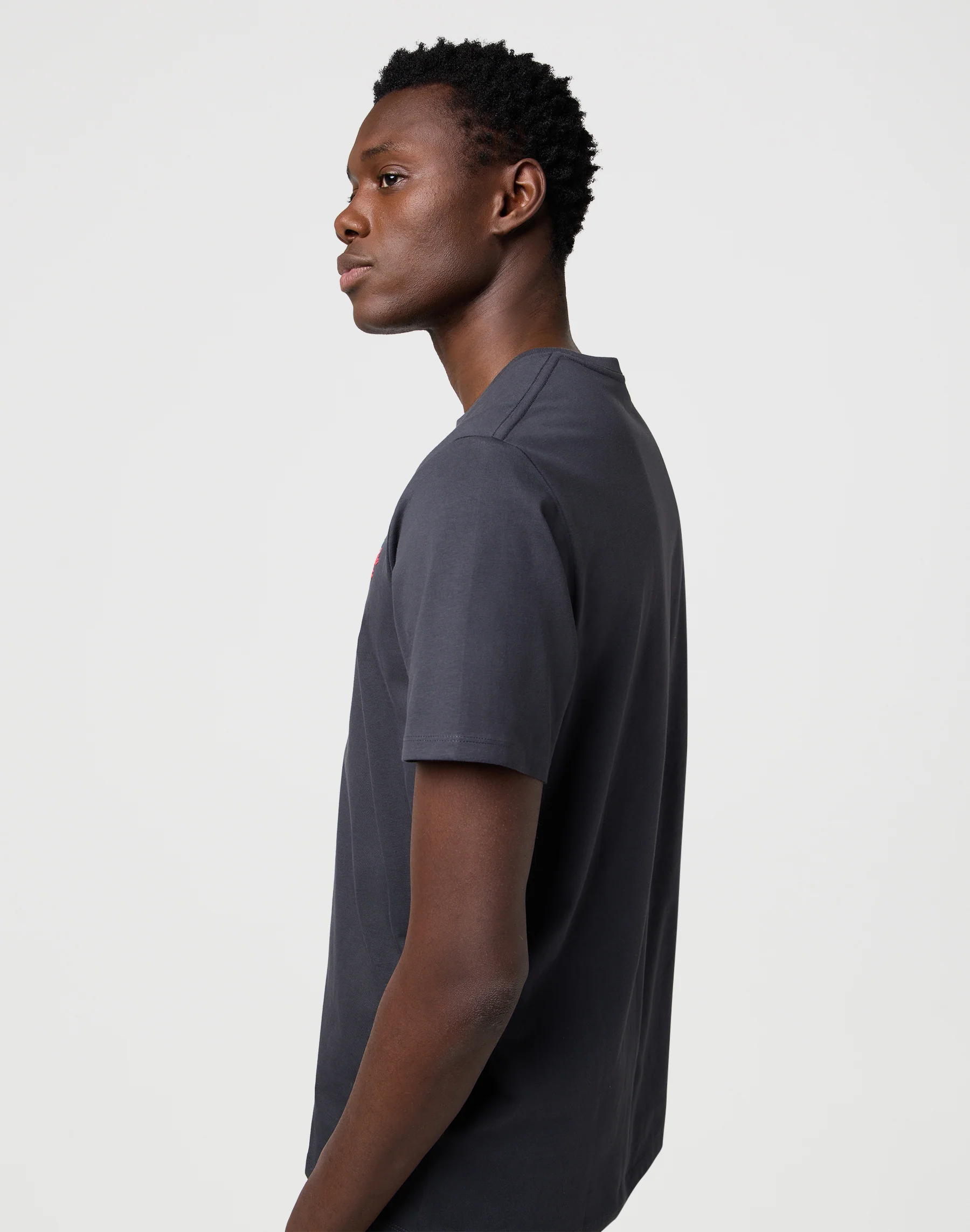 Tee graphique en noir fondu – Image 4