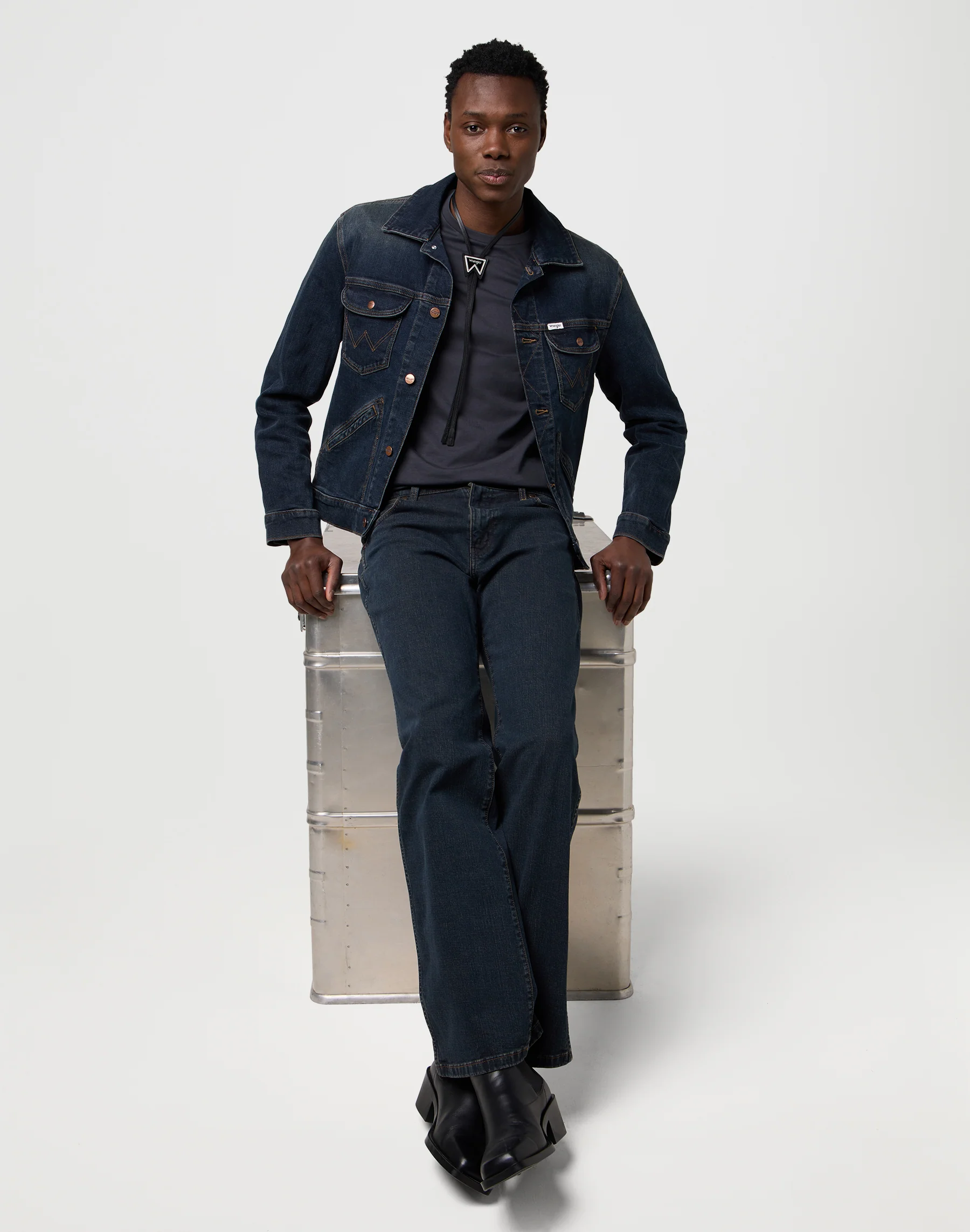 Tee graphique en noir fondu – Image 6