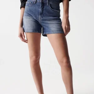 Short Glamour Push-In en medium wash