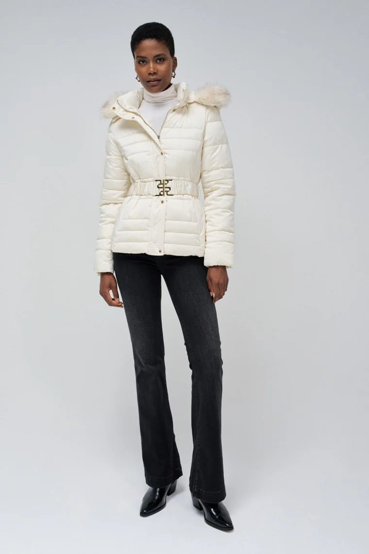 Short Puffer Coat With Fur Hood in Light Beige (Manteau court avec capuche en fourrure) – Image 3