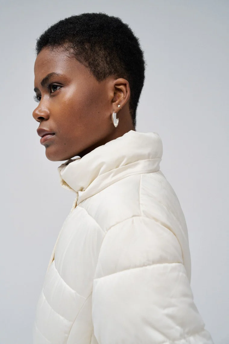 Short Puffer Coat With Fur Hood in Light Beige (Manteau court avec capuche en fourrure) – Image 5