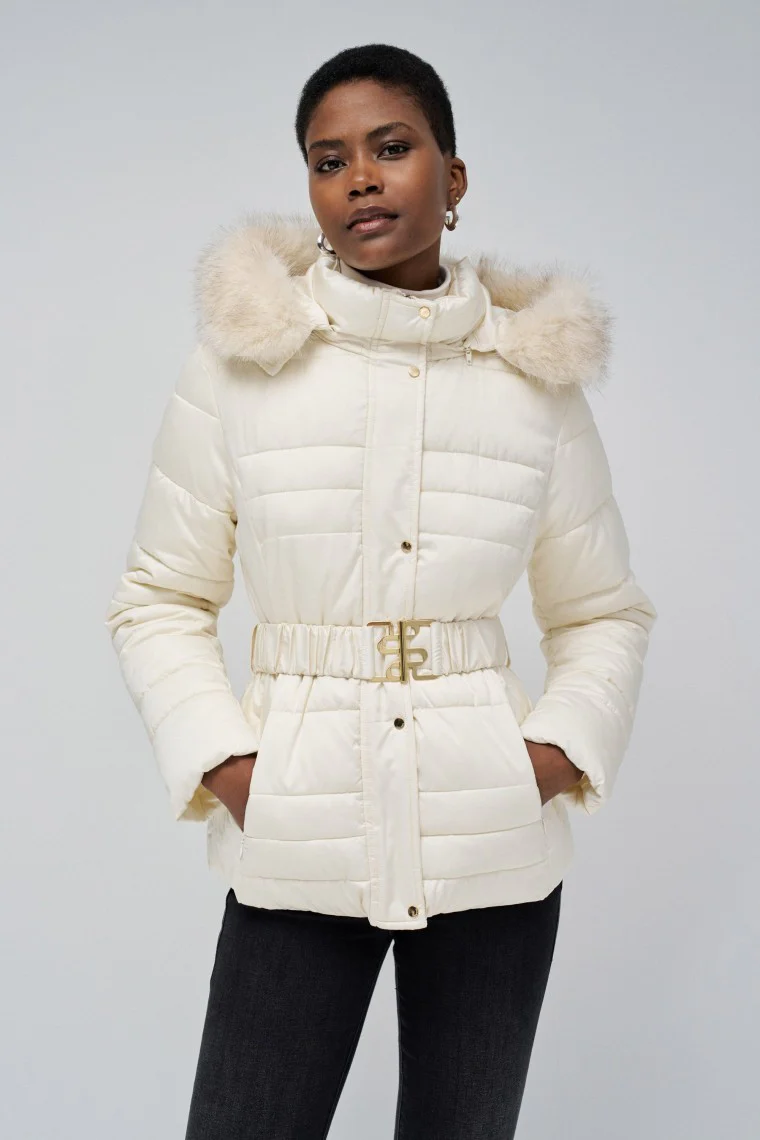 Short Puffer Coat With Fur Hood in Light Beige (Manteau court avec capuche en fourrure)