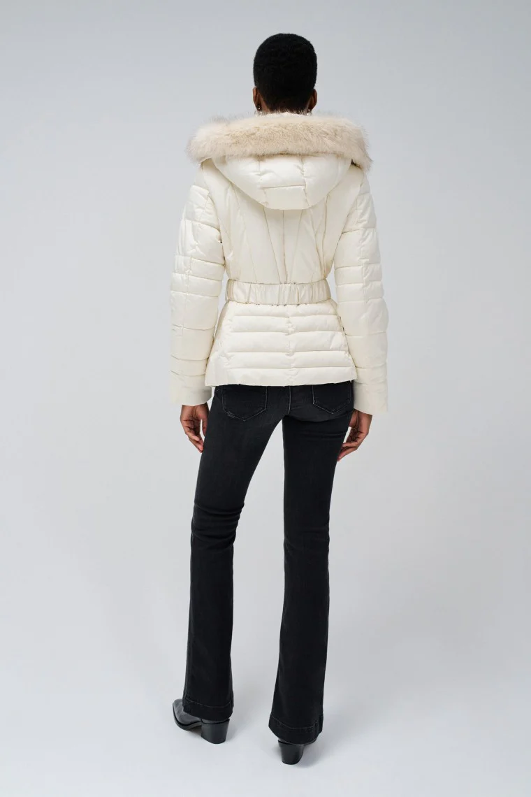 Short Puffer Coat With Fur Hood in Light Beige (Manteau court avec capuche en fourrure) – Image 2