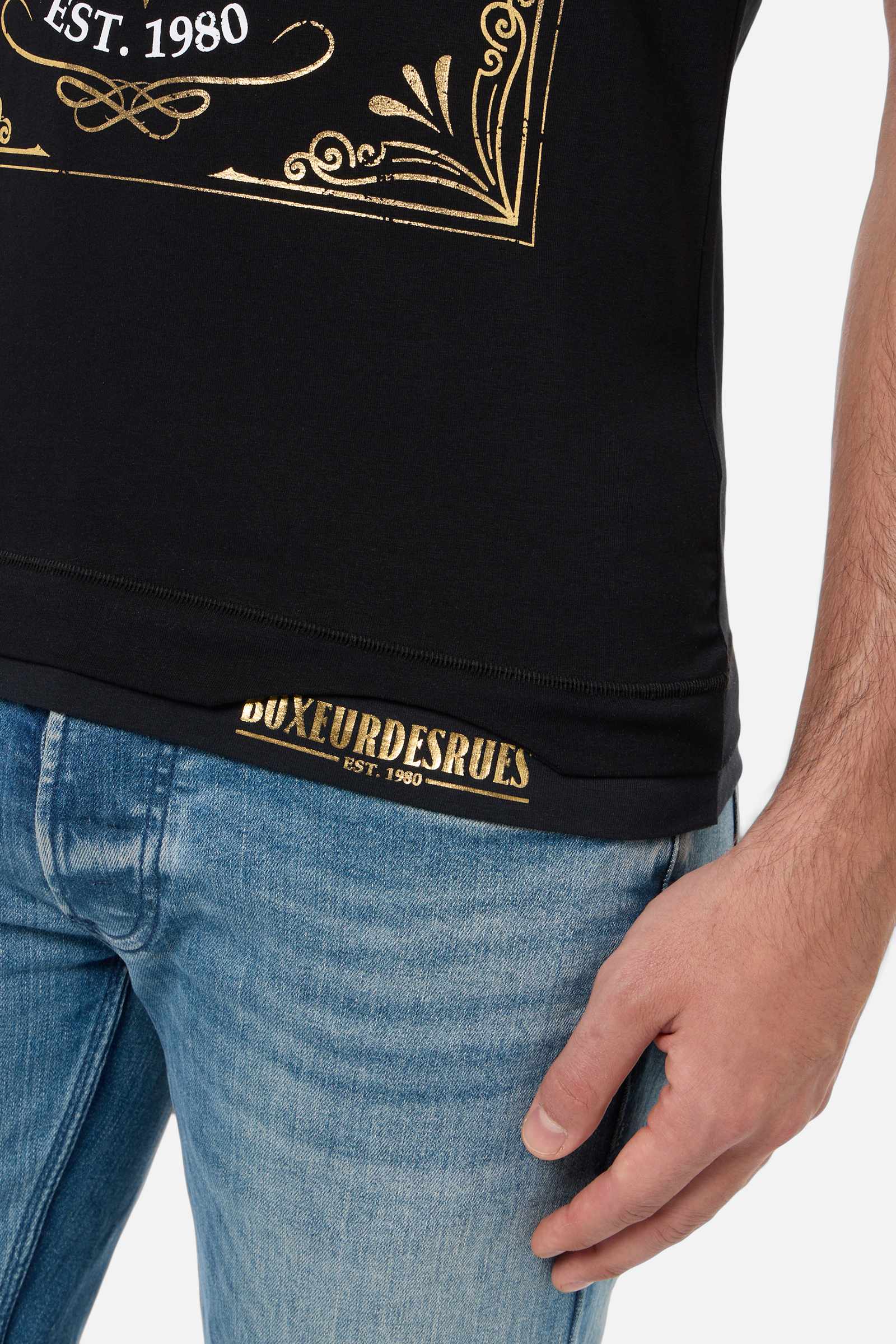 T-shirt imprimé à col rond en noir et or – Image 3