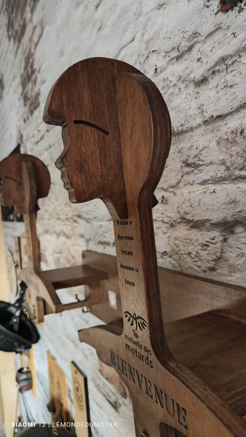 Porte-Casque Moto Série Prestige DUO Biker’s Haven, conçu pour les Établissements Accueillant les Motards et les Professionnels avec Personnalisation Gratuite du Logo de l’Établissement – Image 3