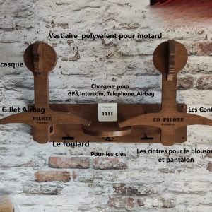 Porte-Casque Moto Série Prestige DUO Biker’s Haven, conçu pour les Établissements Accueillant les Motards et les Professionnels avec Personnalisation Gratuite du Logo de l&rsquo;Établissement