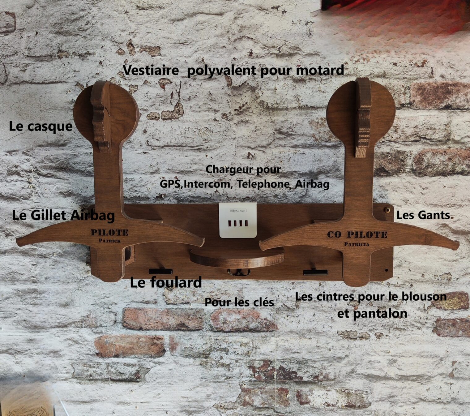 Porte-Casque Moto Série Prestige DUO Biker’s Haven, conçu pour les Établissements Accueillant les Motards et les Professionnels avec Personnalisation Gratuite du Logo de l’Établissement