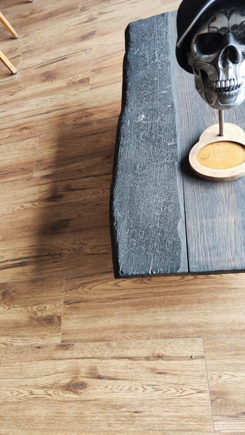 Porte-casquette crâne celtique en résine argentée – Support pour casquette avec socle en chêne massif, tige en acier, décoration motard, cadeau fait main – Image 2