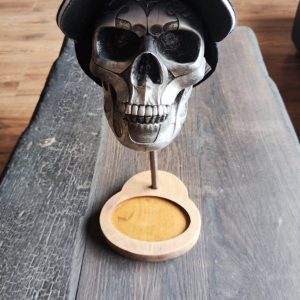 Porte-casquette crâne celtique en résine argentée – Support pour casquette avec socle en chêne massif, tige en acier, décoration motard, cadeau fait main