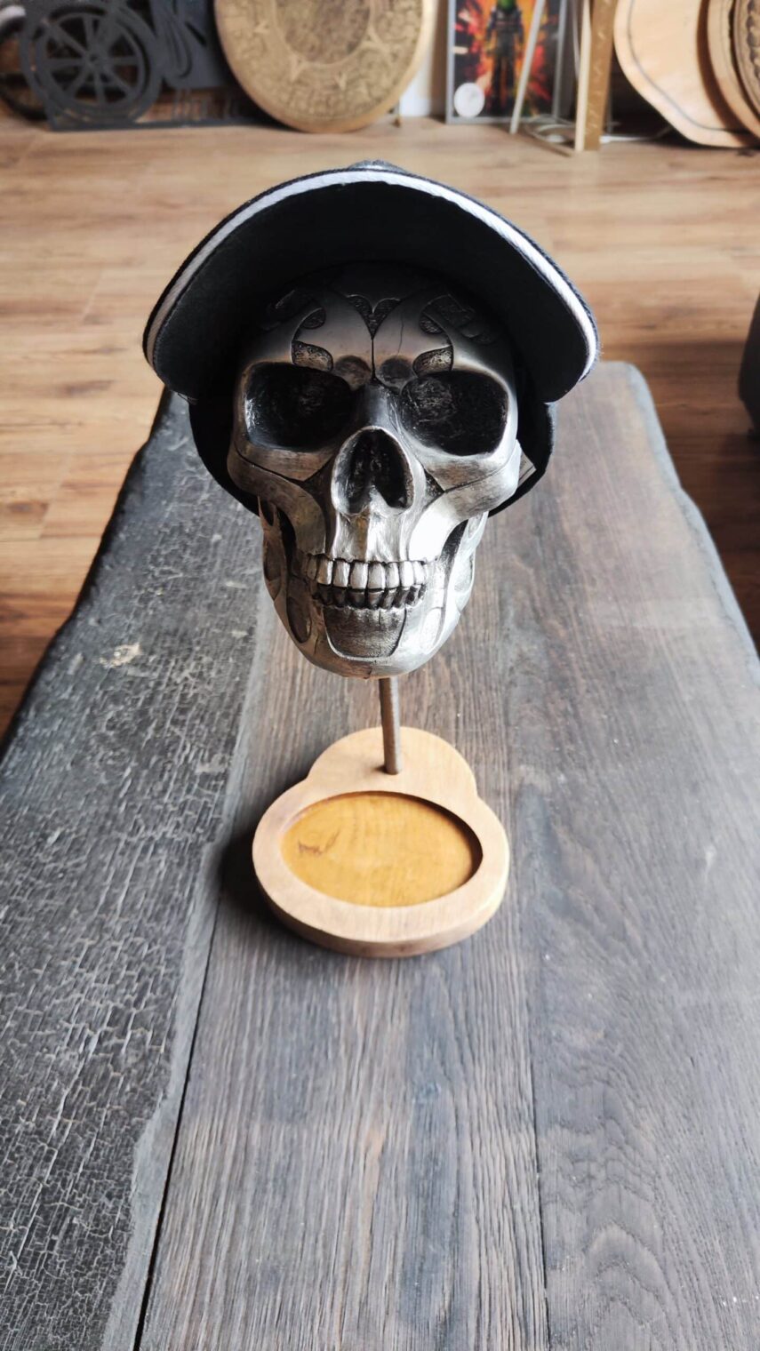 Porte-casquette crâne celtique en résine argentée – Support pour casquette avec socle en chêne massif, tige en acier, décoration motard, cadeau fait main – Image 3