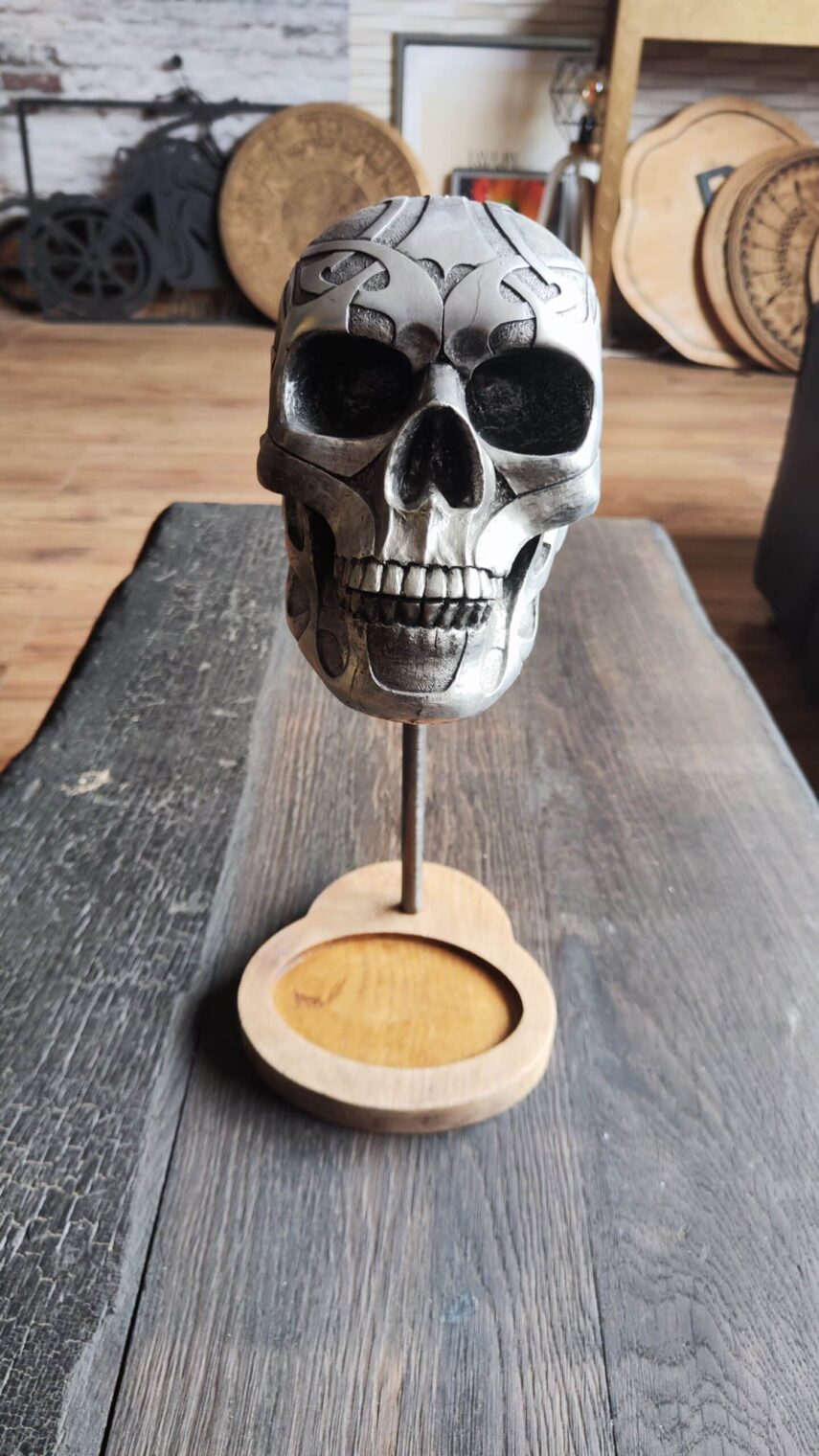 Porte-casquette crâne celtique en résine argentée – Support pour casquette avec socle en chêne massif, tige en acier, décoration motard, cadeau fait main – Image 4