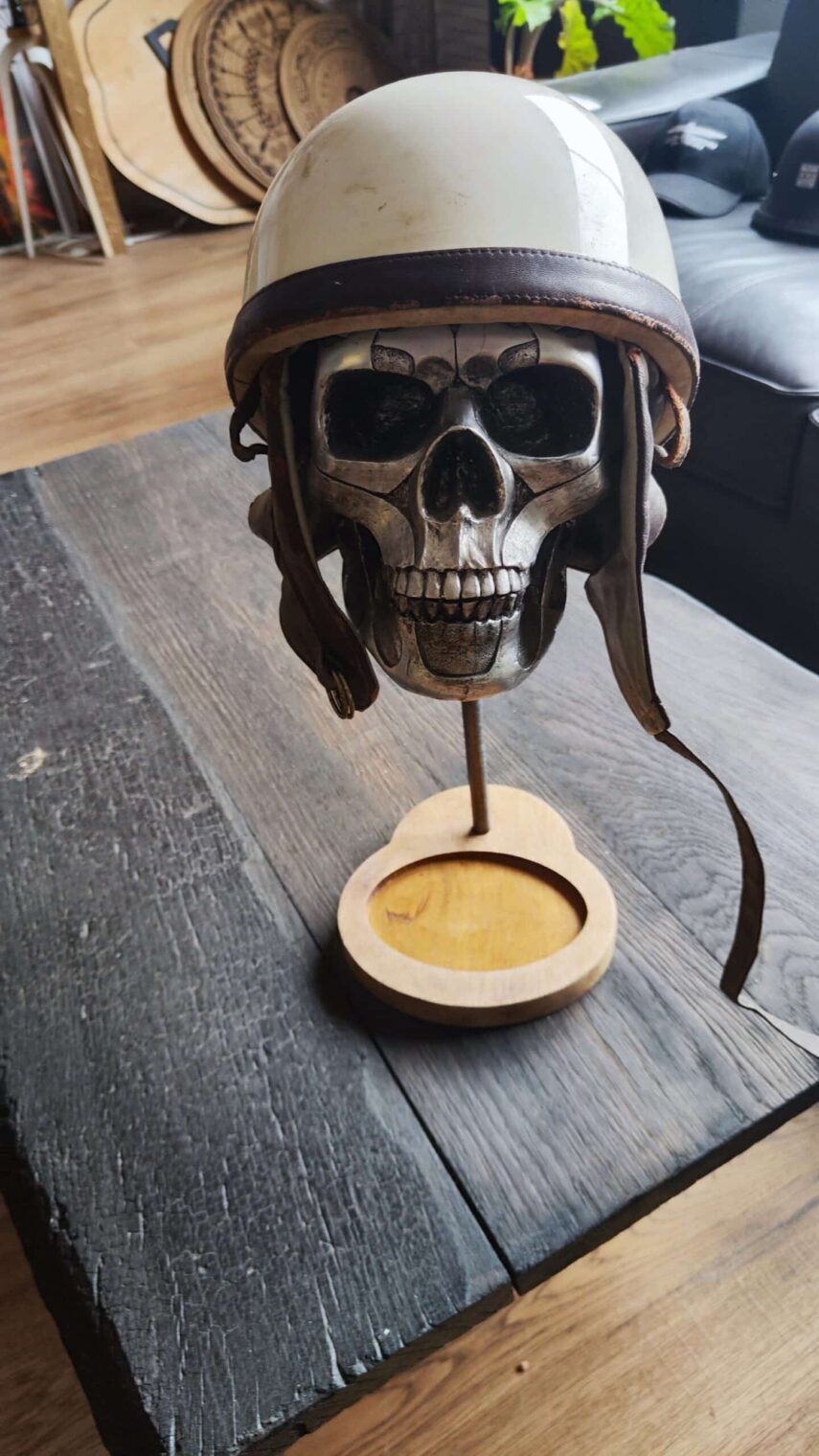 Porte-casquette crâne celtique en résine argentée – Support pour casquette avec socle en chêne massif, tige en acier, décoration motard, cadeau fait main – Image 6