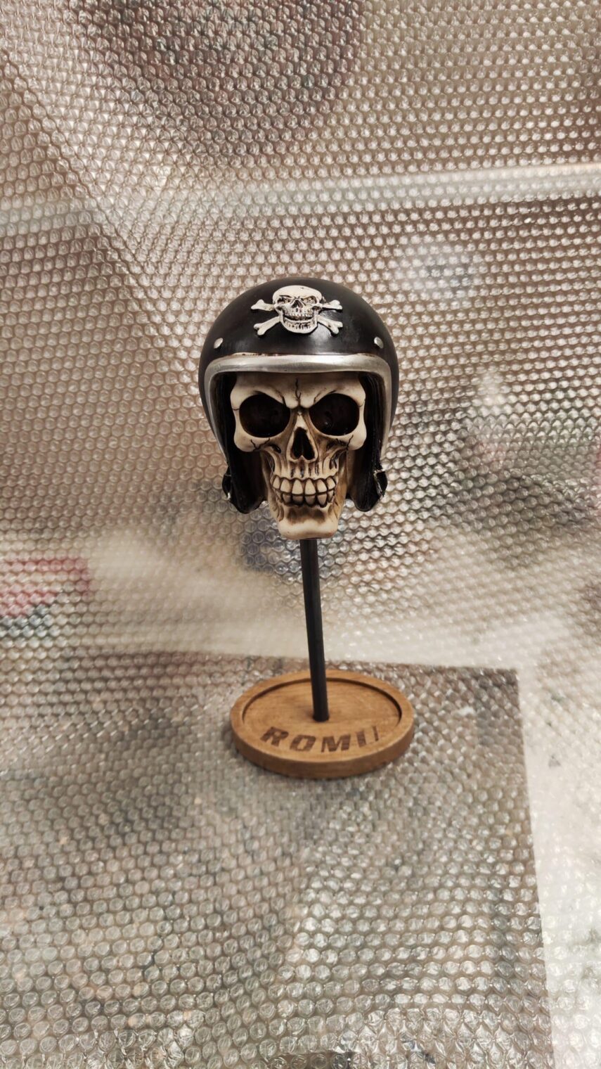 Porte-casquette crâne celtique en résine argentée – Support pour casquette avec socle en chêne massif, tige en acier, décoration motard, cadeau fait main – Image 7