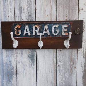 Porte manteaux mural style garage en bois massif avec plaque métal rétro et crochets en fonte blanche et bronze, esprit motard vintage