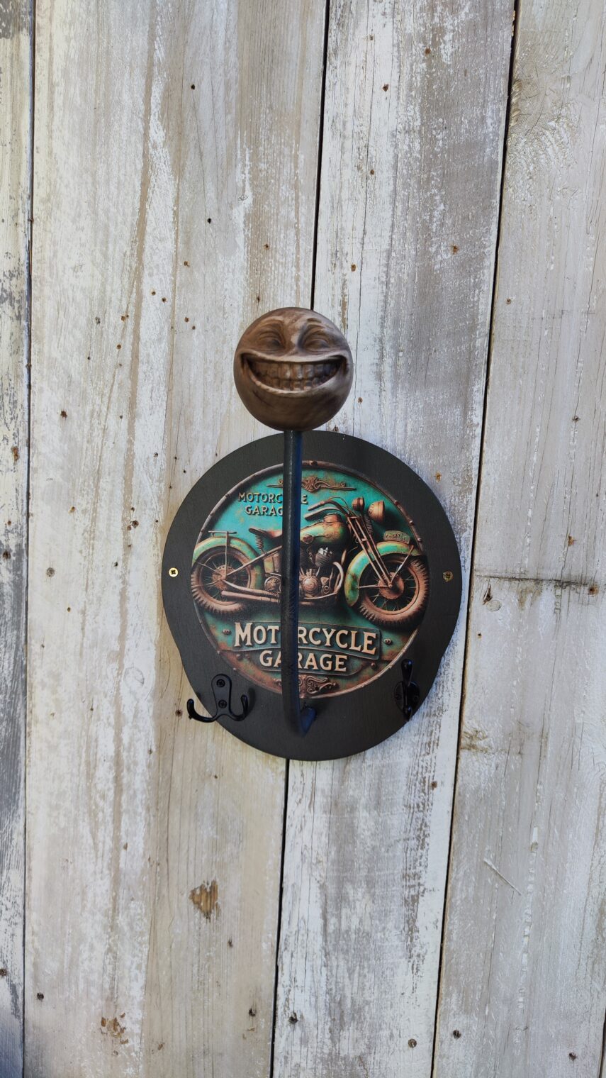 Porte-casque mural fun Smiley – Support casque moto avec boule sculptée main + plaques métalliques interchangeables – Image 5