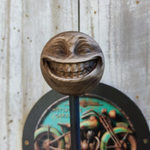 Porte-casque mural fun Smiley – Support casque moto avec boule sculptée main + plaques métalliques interchangeables