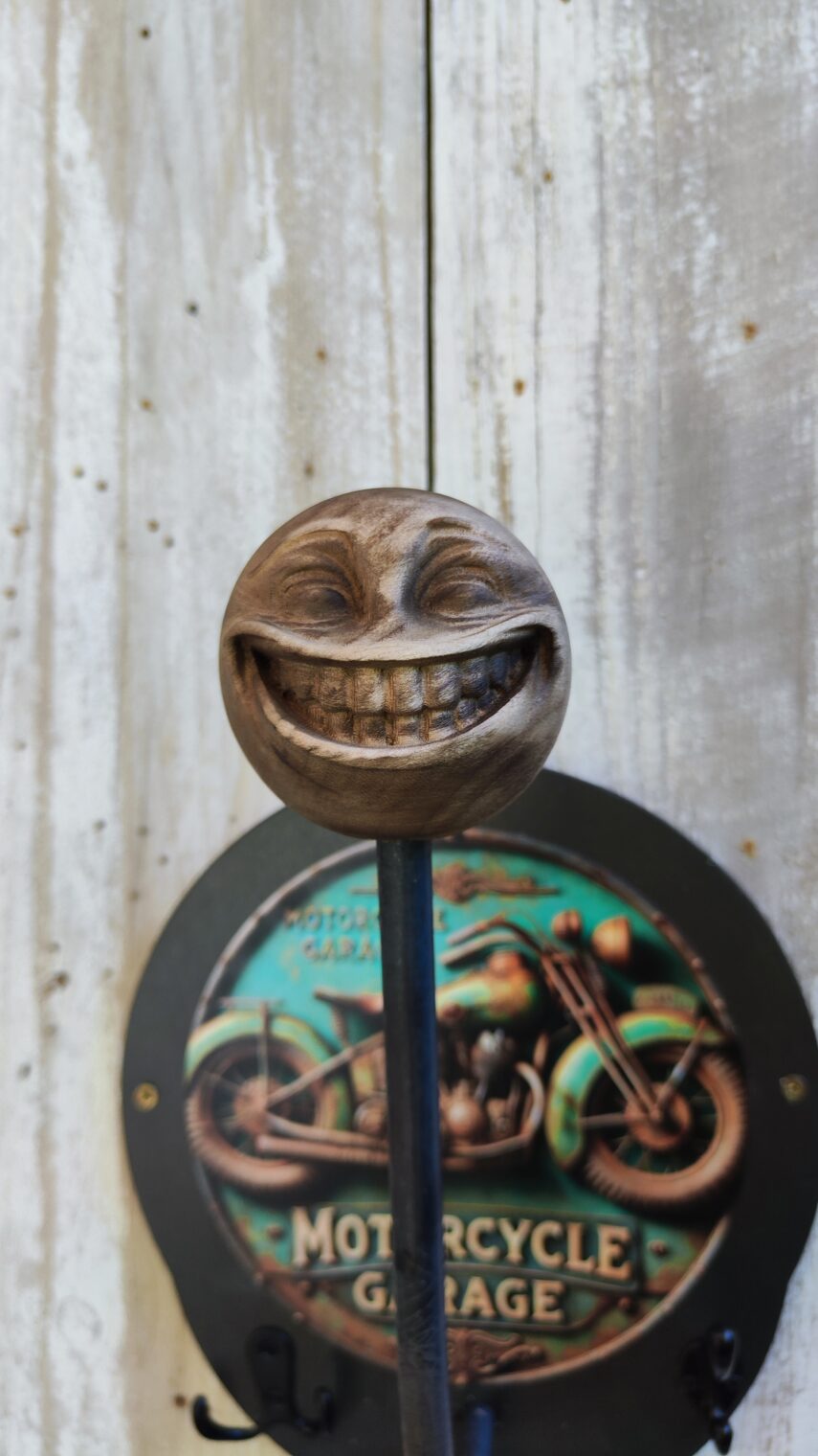 Porte-casque mural fun Smiley – Support casque moto avec boule sculptée main + plaques métalliques interchangeables