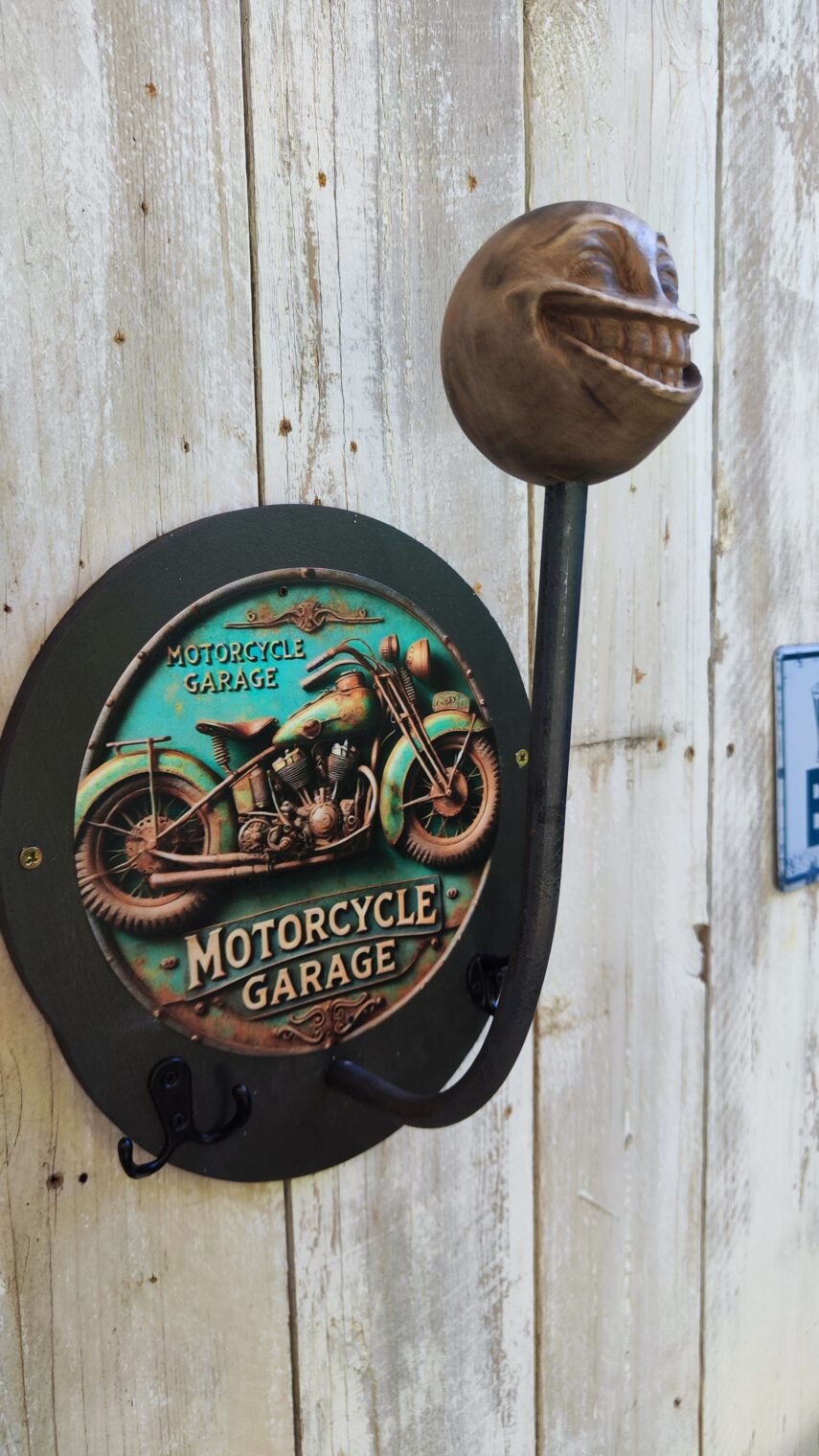 Porte-casque mural fun Smiley – Support casque moto avec boule sculptée main + plaques métalliques interchangeables – Image 3