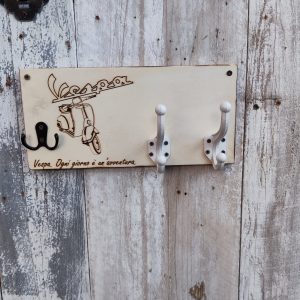 Porte manteau Vespa en bois gravé – déco murale vintage italienne, fait main avec crochets métal pour blouson, casque et clés