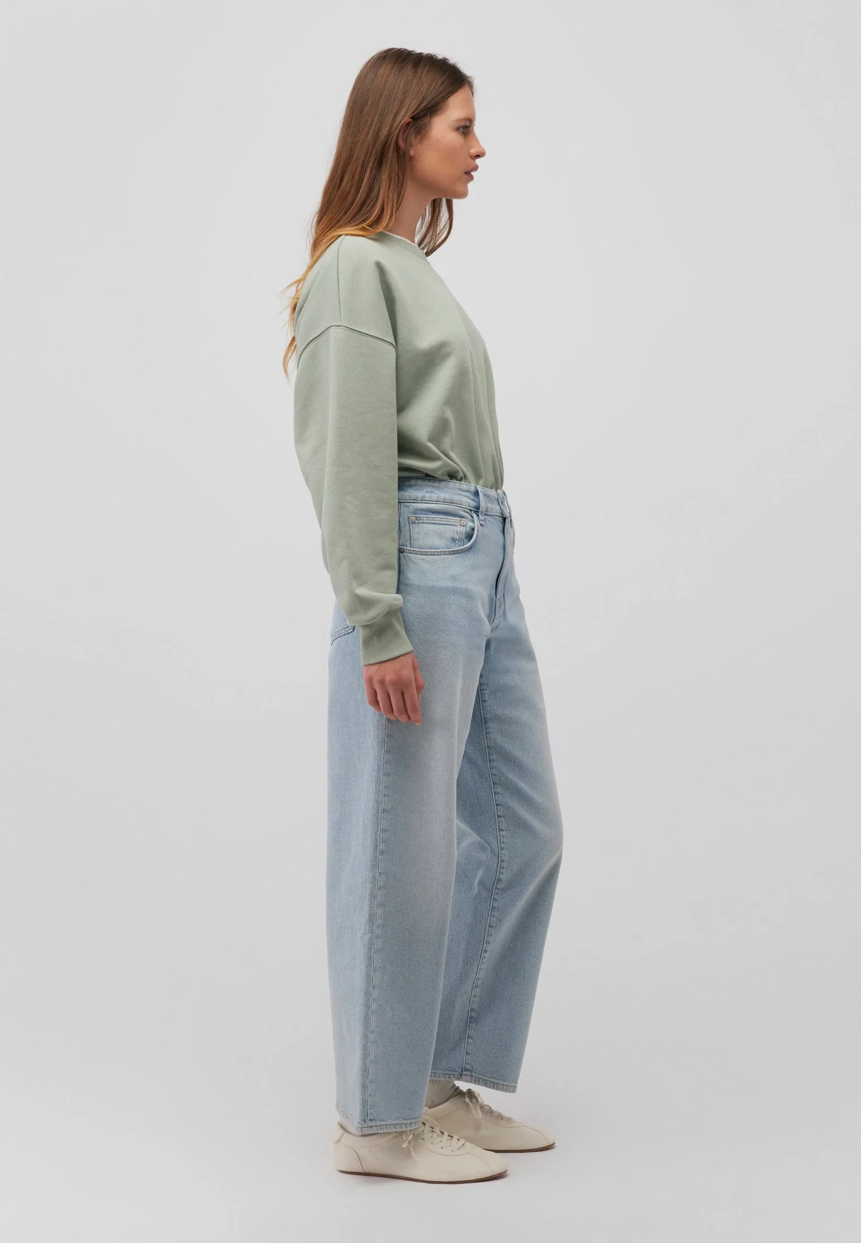 Sweat-shirt ras du cou dans Lily Pad – Image 4