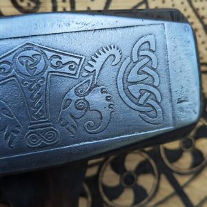 Marteau de Thor viking gravé – Manche bois sculpté à la main et tête en métal – Objet décoratif spirituel, cadeau mythologie nordique