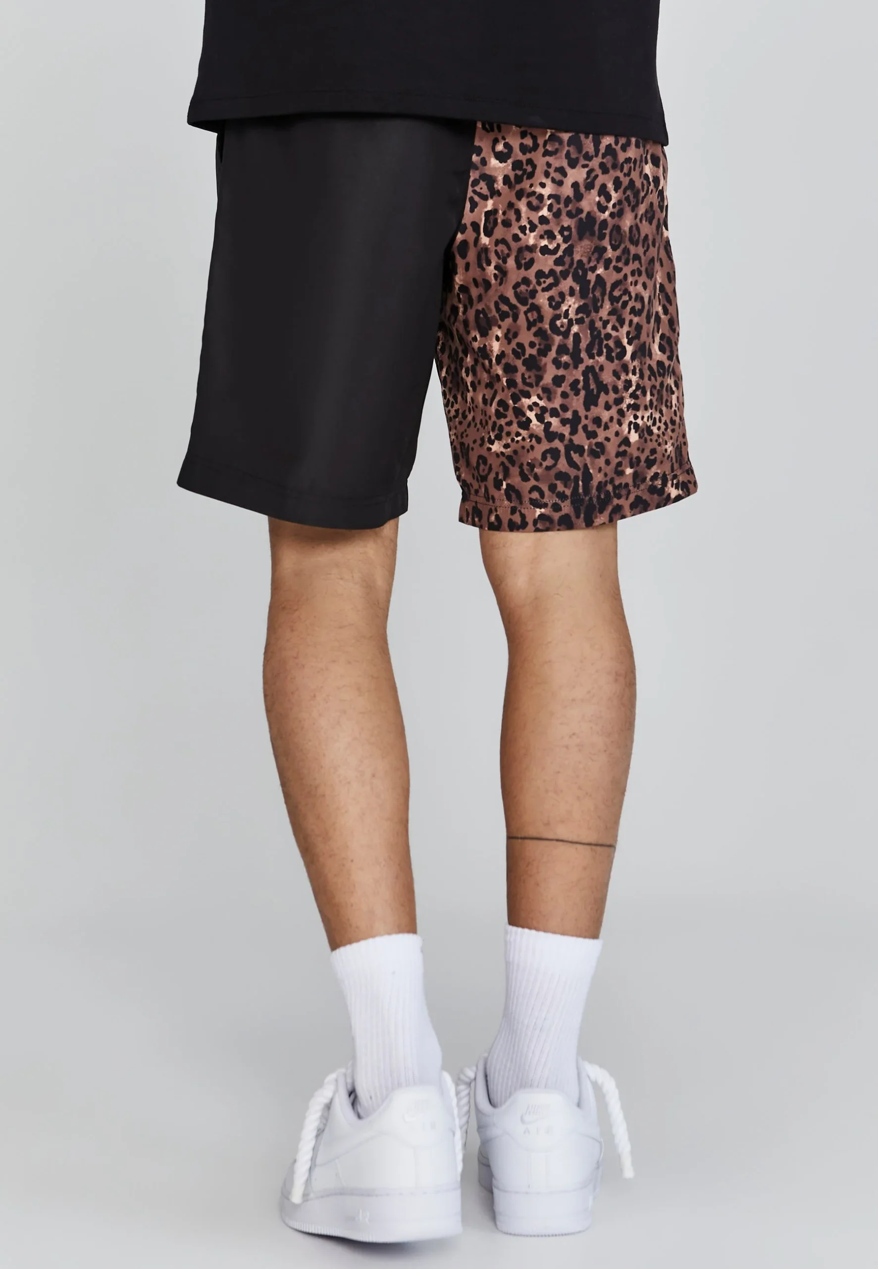 Short à imprimé animalier en noir – Image 2