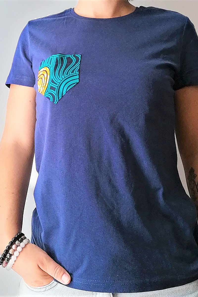 T-shirt Femme Bleu avec pochette en tissu wax – Image 2