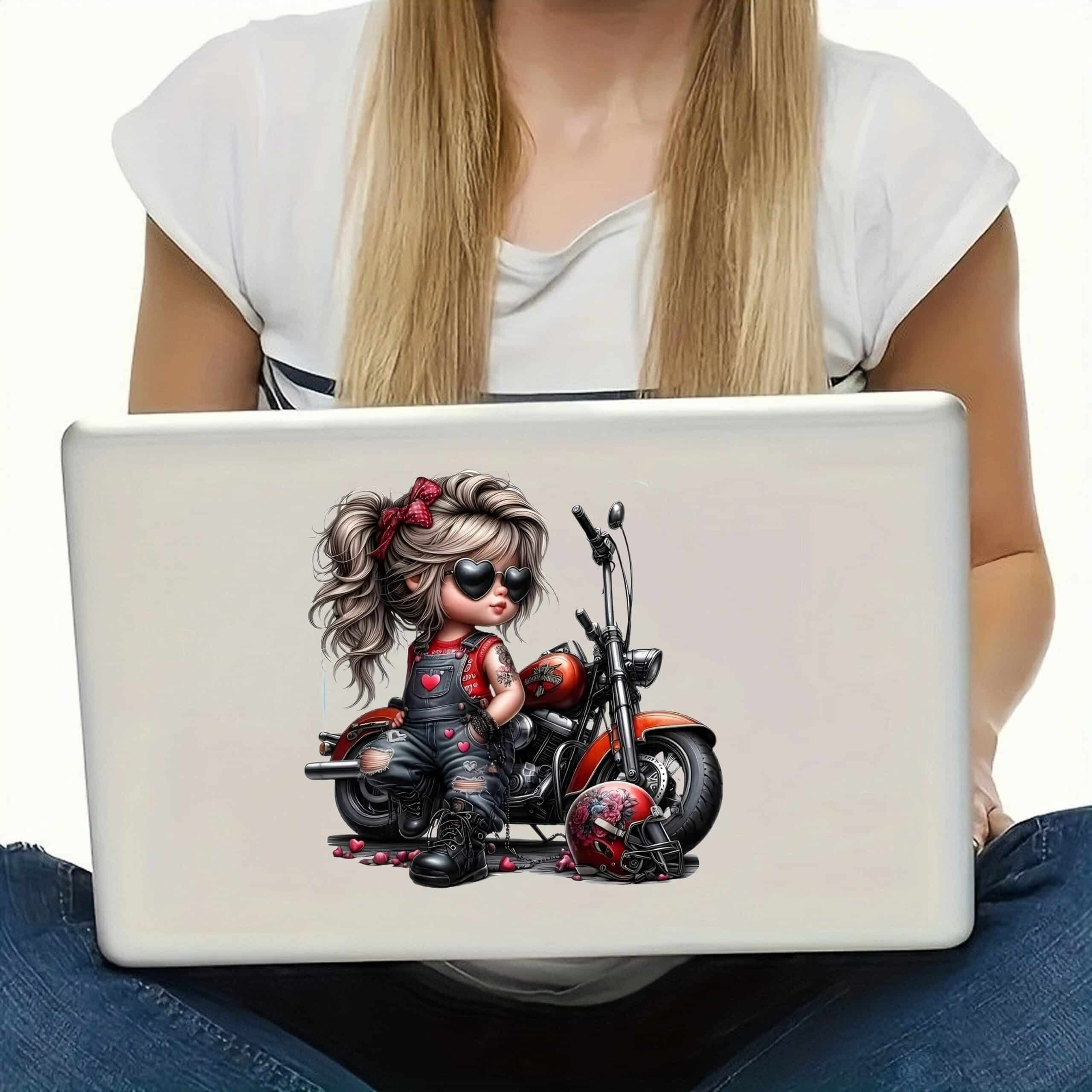 Autocollant fille punk moto – Sticker vinyle cartoon carré 13×13 cm, PVC résistant pour PC, mur, casque, déco motarde originale – Image 3
